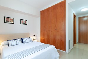 3 bedrooms, iron/ironing board, bed sheets