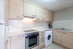 Frigorífico, microondas, horno y placa de cocina