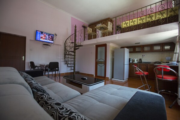 行政公寓 | 起居区 | 40-英寸LED 电视 （配备有线频道）、电视