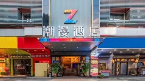 Un hôtel reconnaissable à son logo en forme de « Z », doté d’une façade moderne et de nombreuses boutiques en rez-de-chaussée.