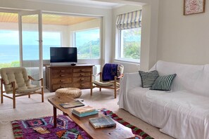 Smart TV, fireplace, books, stereo - House with Stunning Sea Views (Cornwall)