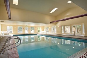 Indoor pool - Promo! Three Bedroom Oceanfront Condo, Wifi, HDTV, Hot Tub and Indoor Pool (Depoe Bay)