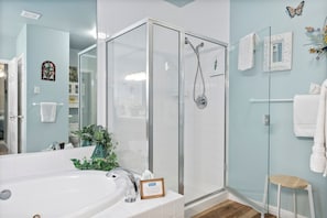 Ensemble douche/baignoire, baignoire Ă jets, sĂšche-cheveux
