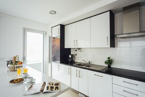 Geladeira, micro-ondas, fogão, cooktop
