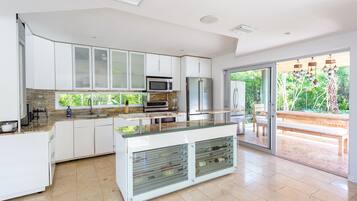 冰箱、微波炉、烤箱、炉灶