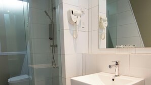 Deluxe Queen Room | Bathroom | Shower, hair dryer, bidet, towels - Legacy Hotel (Ipoh)
