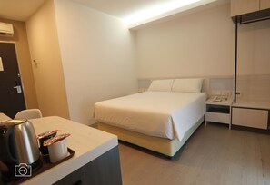 خزنة داخل الغرفة ومكتب وستائر تعتيم وتجهيزات عازلة للصوت