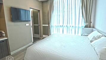 Kamar Deluks, 1 Tempat Tidur King | Brankas, meja kerja, tirai kedap cahaya, dan kedap suara