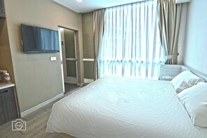 Deluxe King Room | In-room safe, desk, blackout drapes, soundproofing - Legacy Hotel (Ipoh)
