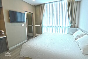 Quarto luxo, 1 cama King | Cofres nos quartos, escrivaninha, cortinas blackout