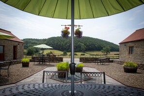 Outdoor dining - Cloth Fair.....Book, Arrive, Stay & Relax (Pickering)