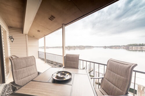 Nouvelle annonce, nouvelle rénovation sur le lac Hamilton, 2 chambres 2 salles de bain pour 6 personnes surplombe le lac