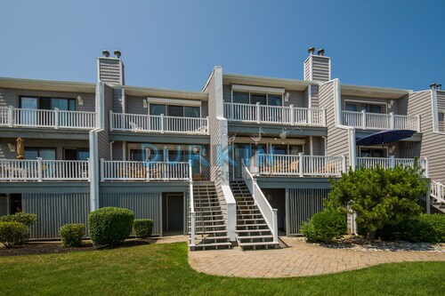 Waterfront Condo, Beautiful Views, Walk to Beach