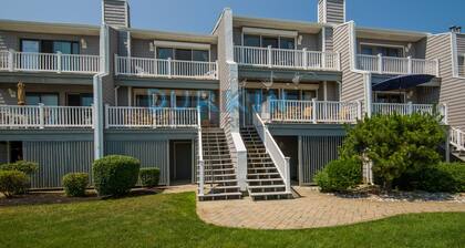 Waterfront Condo, Beautiful Views, Walk to Beach