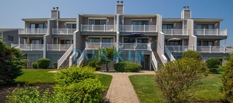 Waterfront Condo, Beautiful Views, Walk to Beach