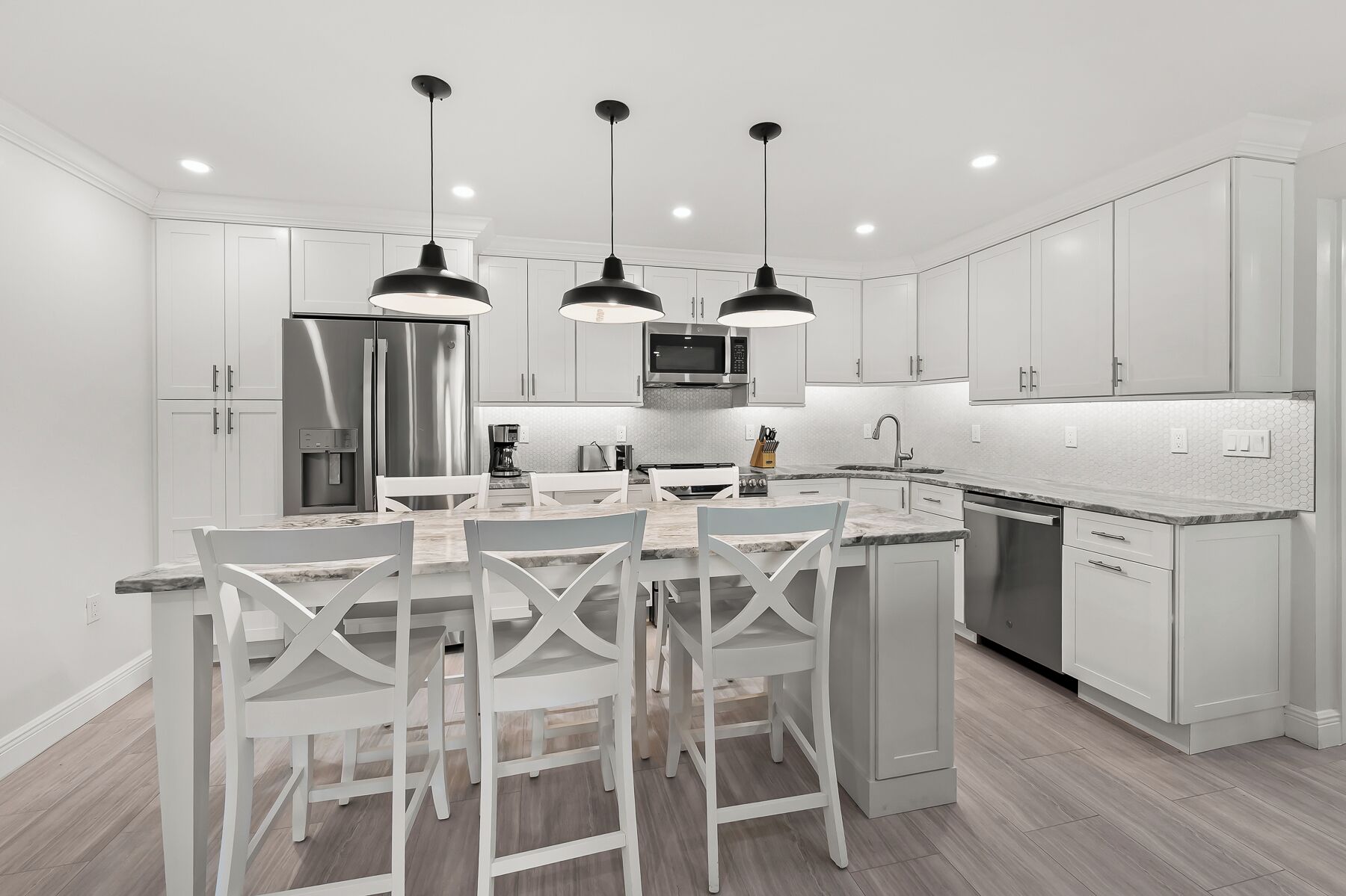 Réfrigérateur, micro-ondes, four, plaque de cuisson