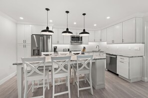 Køleskab, mikrobølgeovn, ovn, kogeplade