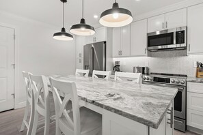 冷蔵庫、電子レンジ、オーブン、コンロ