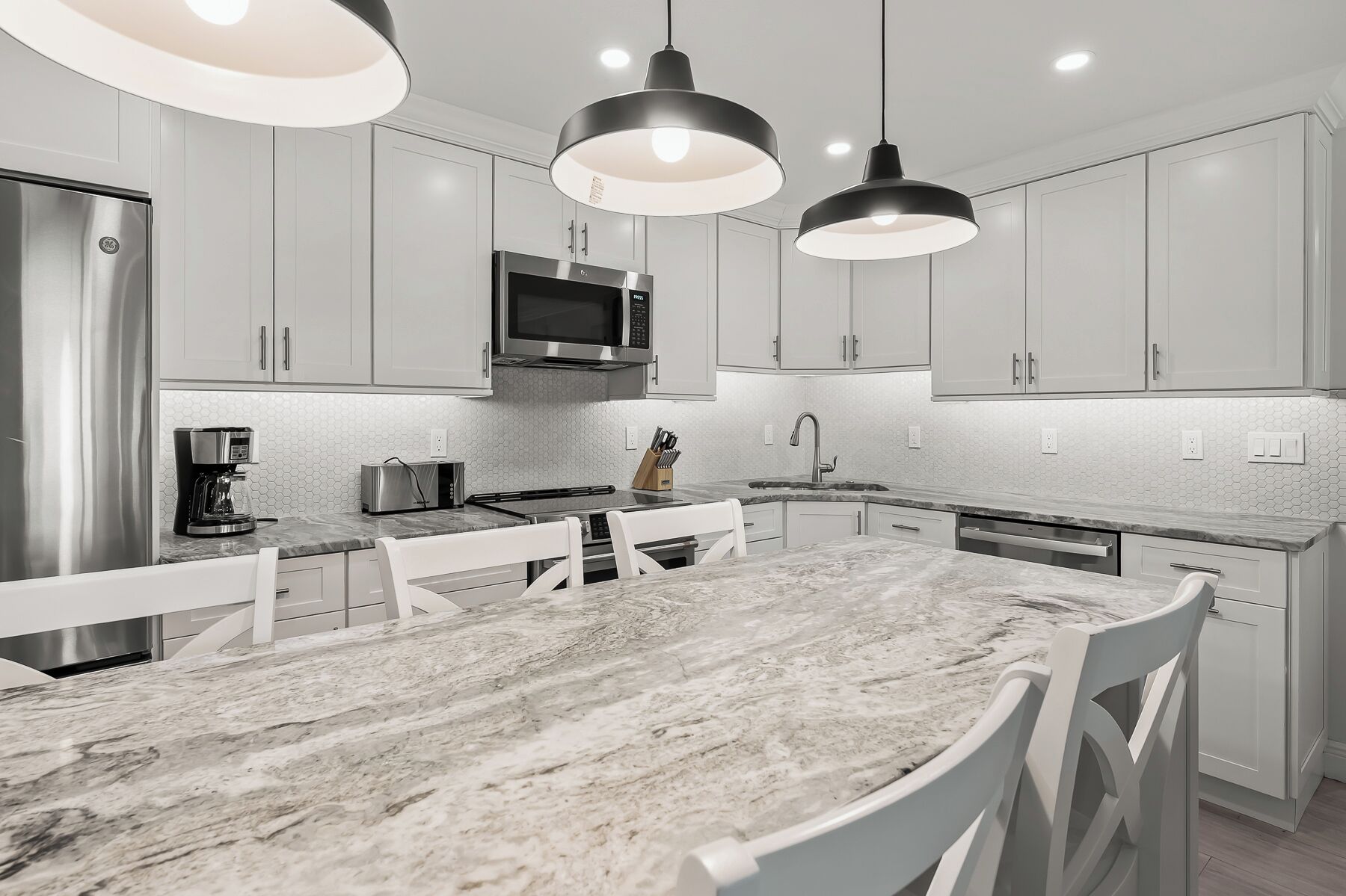 Kühlschrank, Mikrowelle, Ofen, Herdplatte