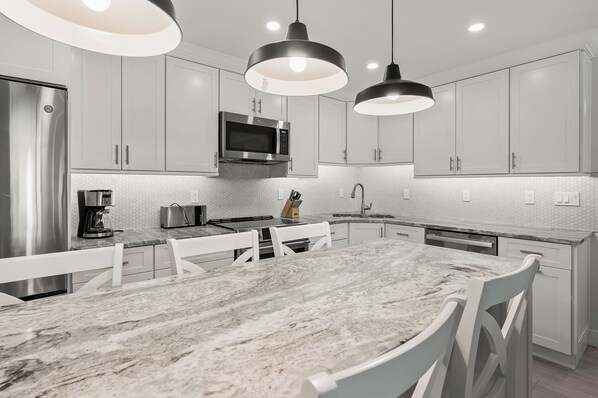 冷蔵庫、電子レンジ、オーブン、コンロ