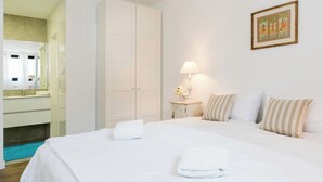 3 bedrooms, iron/ironing board, free WiFi - Stylish & Light-Filled 3BR Apartment in Tel Aviv (Tel Aviv-Yafo)