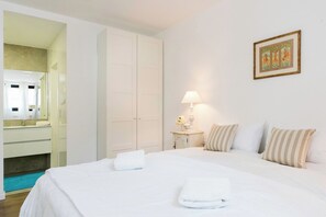 Unclassified image, 2 of 20, button - Stylish & Light-Filled 3BR Apartment in Tel Aviv (Tel Aviv-Yafo)