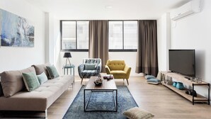 TV - Stylish & Light-Filled 3BR Apartment in Tel Aviv (Tel Aviv-Yafo)