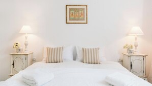 3 bedrooms, iron/ironing board, free WiFi - Stylish & Light-Filled 3BR Apartment in Tel Aviv (Tel Aviv-Yafo)