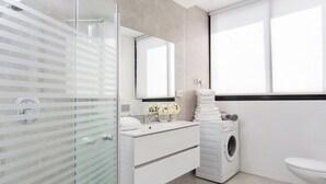 Hair dryer - Stylish & Light-Filled 3BR Apartment in Tel Aviv (Tel Aviv-Yafo)