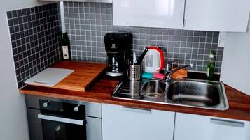 Studio | Yksityinen keittiö | Jääkaappi, mikroaaltouuni, uuni, liesi