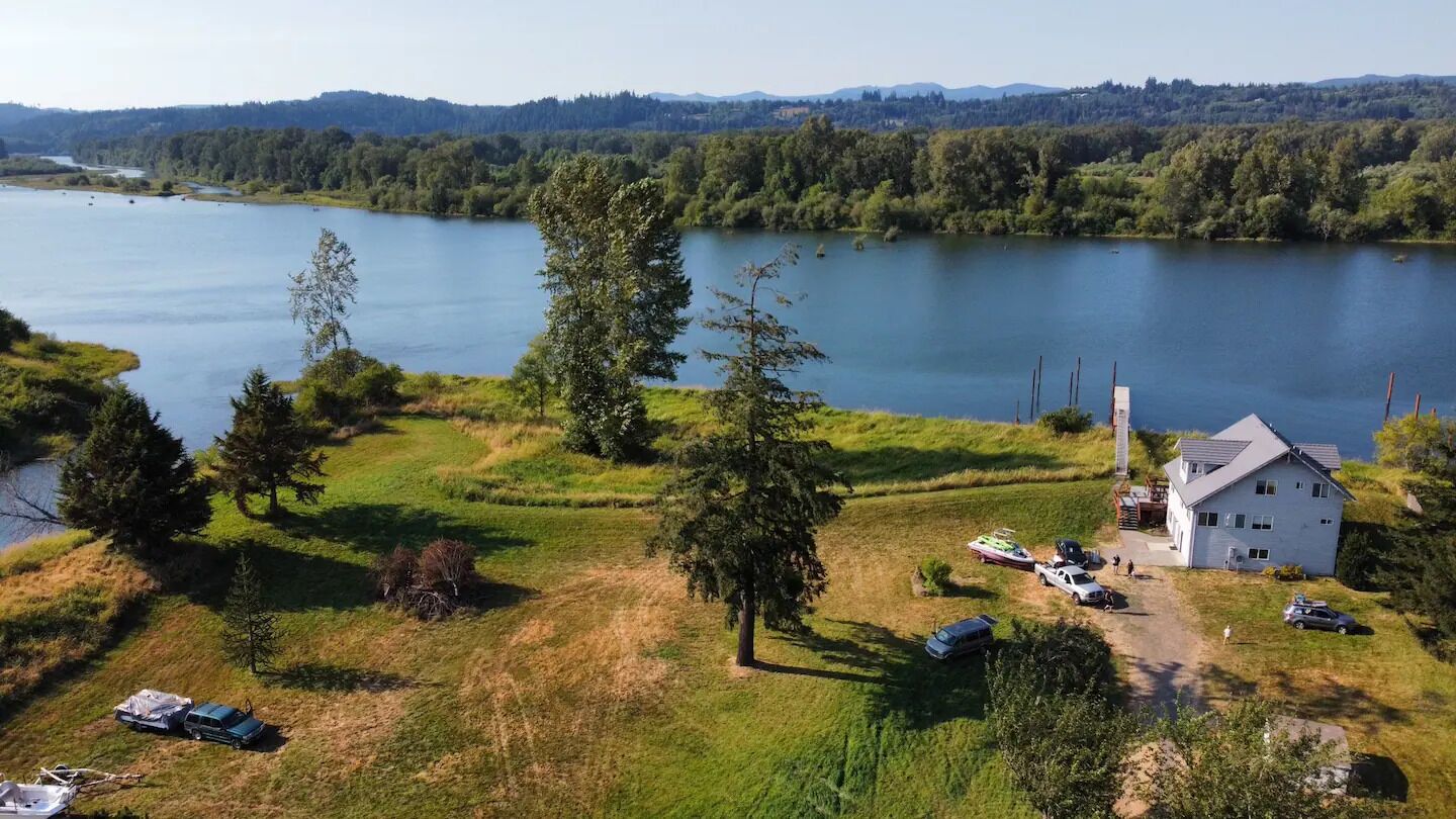 Sportsman Retreat - Columbia Riverside w/ Dock -Sleeps 15