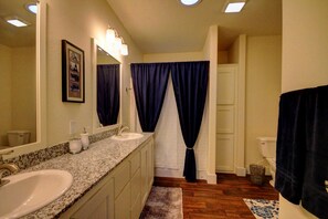 Tina con regadera, secadora de cabello, toallas 