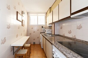Refrigerador, microondas, horno y cafetera y tetera