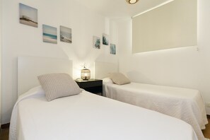 1 habitación, tabla de planchar con plancha y ropa de cama