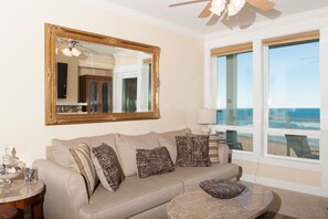 Älytelevisio, takka, DVD-soitin, kirjoja