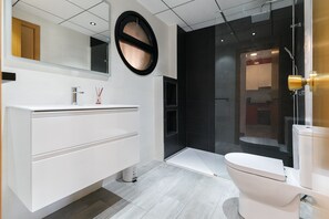 Een douche, handdoeken
