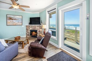 Smart-TV, peis, DVD-spiller og bøker