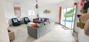 TV, fireplace, table football, ping pong - Sunset Villa by Laranjal Rentals (Olhos de Água)