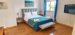 5 bedrooms, desk, iron/ironing board, WiFi - Sunset Villa by Laranjal Rentals (Olhos de Água)