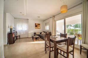 Smart TV, DVD player, books, stereo