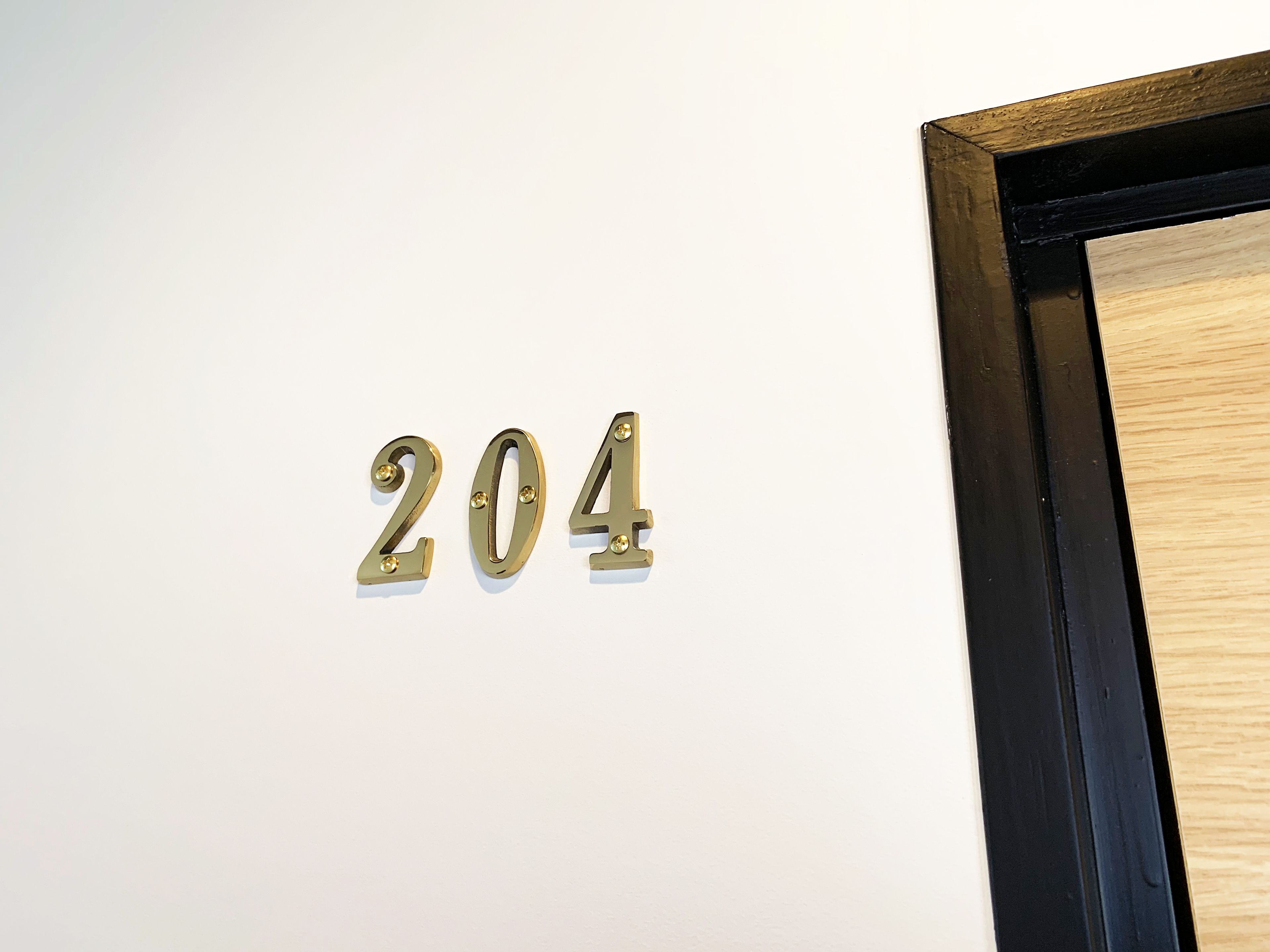 Paredes com o número 204 em letras douradas.