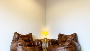 Standard Twin Room (205) | Desk, free WiFi, bed sheets