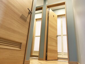 Ducha, artículos de tocador gratuitos, secador de pelo, pantuflas