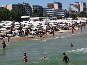 På stranden