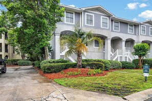 Exterior - Dog friendly townhome with garage and pool! (Saint Simons Island)