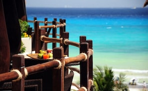 Aan het strand, ligstoelen aan het strand, strandlakens