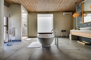 Duplex Villa with Private Pool | Badeværelse | Separat badekar og bruser, dybe badekar, gratis toiletartikler