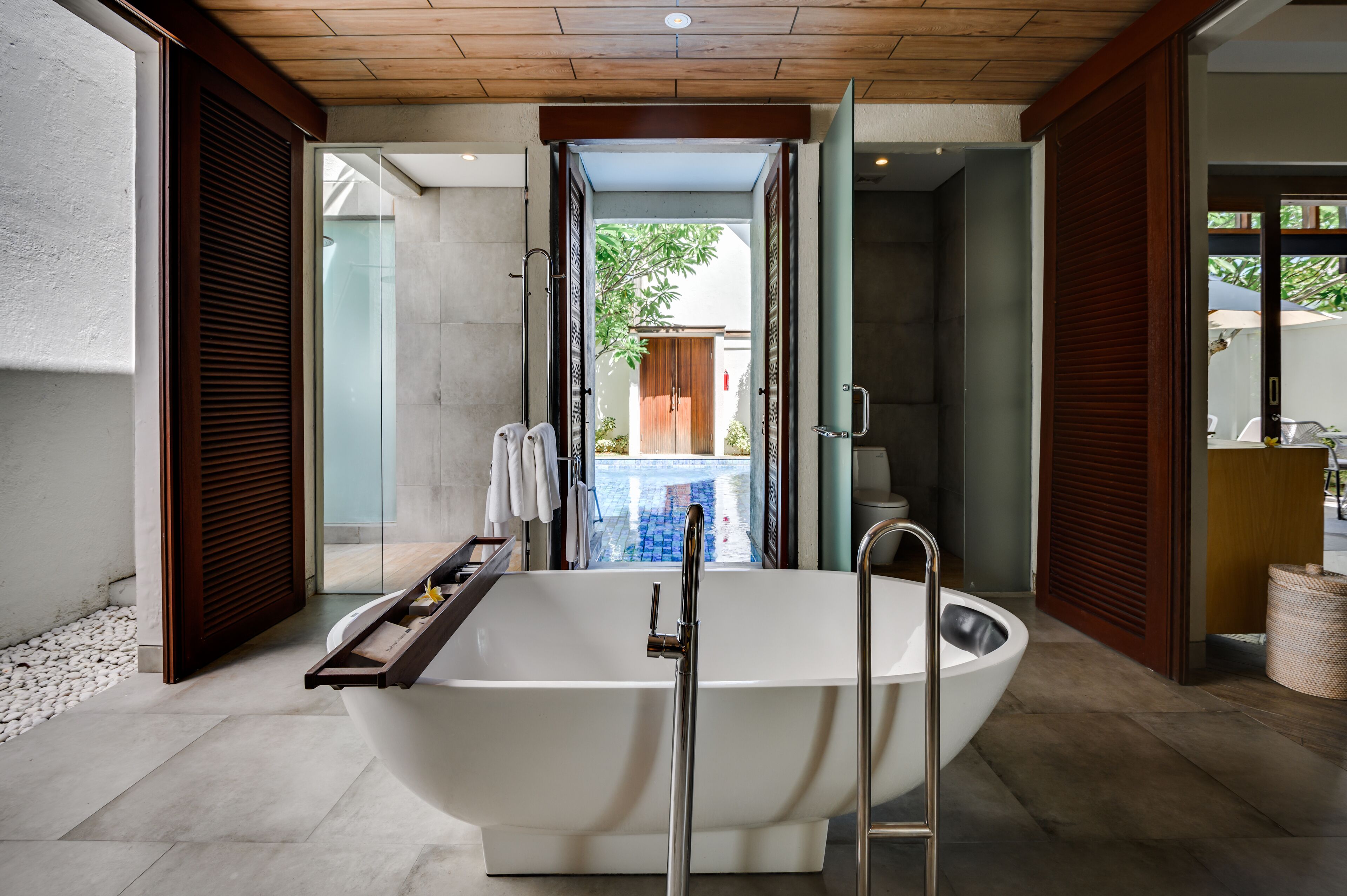 Deluxe Villa with Private Pool | ห้องน้ำ | อ่างอาบน้ำและฝักบัวแยกจากกัน, อ่างอาบน้ำแบบแช่ตัว, ของใช้ในห้องน้ำฟรี