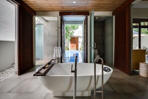 Deluxe Villa with Private Pool | Baño | Tina y regadera independientes y tina profunda 