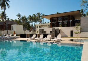 Piscine extérieure, chaises longues